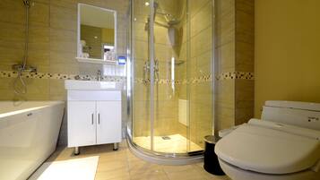 Shower, rainfall showerhead, free toiletries, hair dryer
