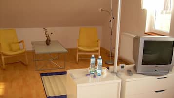 apartman, 2 hálószobával | Nappalirész | Tévé