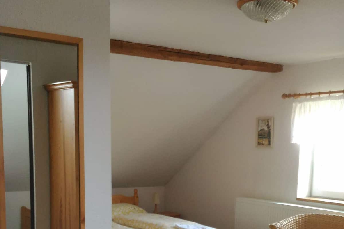 Habitación triple | Tabla de planchar con plancha, camas extra, wifi gratis y ropa de cama 