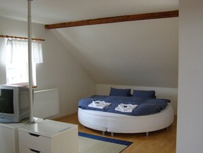 Appartement, 2 slaapkamers | Een strijkplank/strijkijzer, extra bedden (toeslag), gratis wifi
