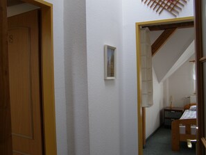 Apartment, 2 Schlafzimmer | Bügeleisen/Bügelbrett, Zustellbetten, kostenloses WLAN, Bettwäsche