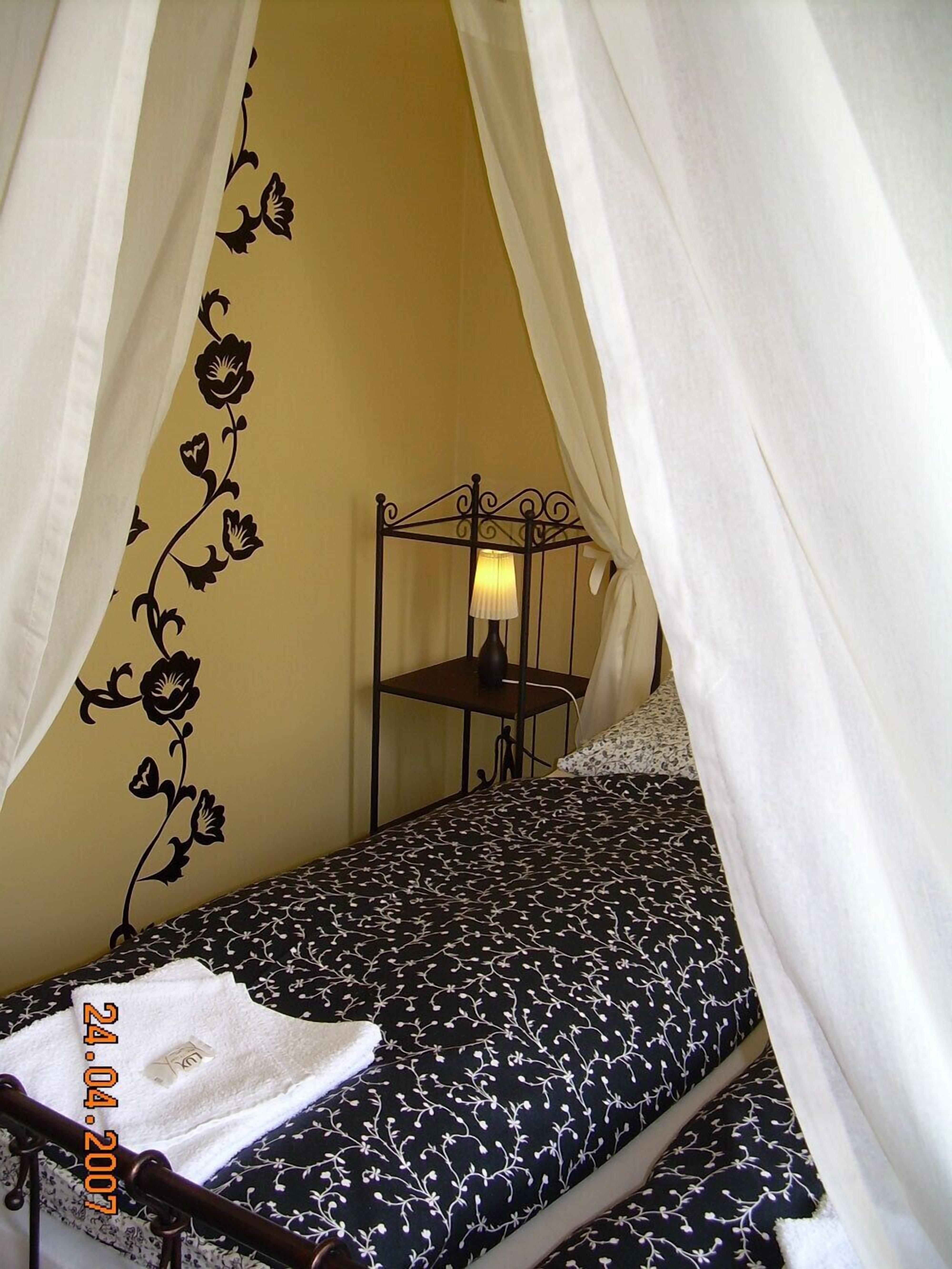 مكواة/لوح كي وأسرّة قابلة للطي وواي فاي مجانًا وملاءات أسرّة