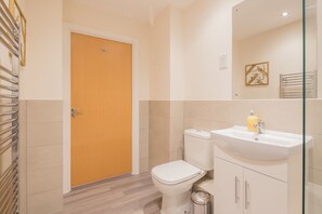 Apartamento de lujo, 1 habitación, accesible para personas con discapacidad (Skyline House) | Baño | Ducha y bañera combinadas y artículos de higiene personal gratuitos
