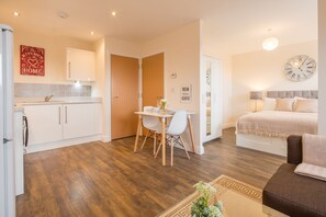 Ático de lujo, 1 habitación, accesible para personas con discapacidad (Skyline Penthouse) | Cocina privada | Frigorífico, microondas, horno y placa de cocina