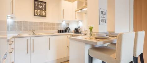 Refrigerador, microondas, horno, placa de cocina