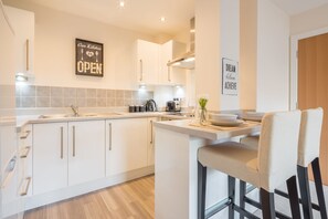 Fridge, microwave, oven, stovetop - Skyline Luxury Apartments (Stevenage)
