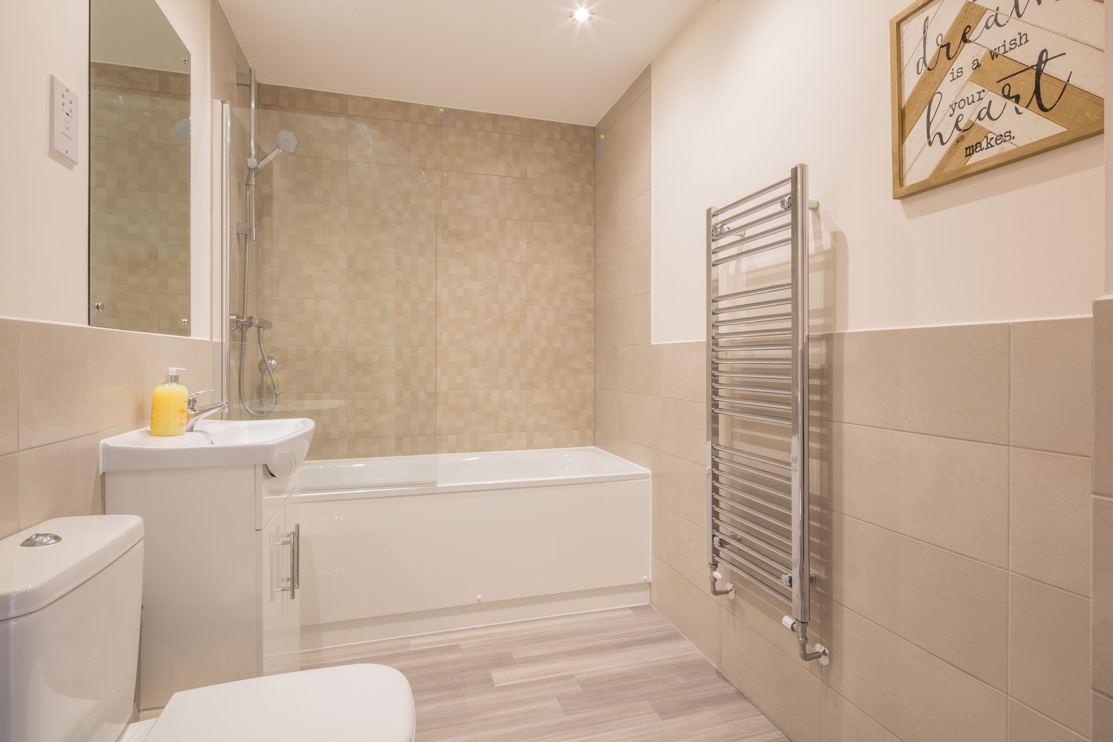 Combined shower/bathtub, free toiletries, hair dryer, towels