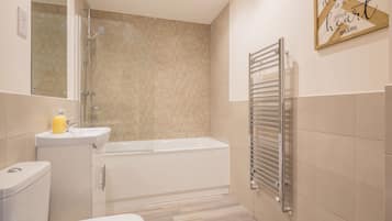 Combined shower/bathtub, free toiletries, hair dryer, towels