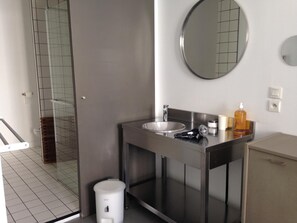 Sadesuihkupää, ilmaiset hygieniatuotteet, hiustenkuivaaja, pyyhkeet