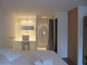 Departamento familiar | Tabla de planchar con plancha, wifi gratis y ropa de cama