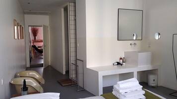Double Room | 1 bedroom, iron/ironing board, free WiFi, bed sheets