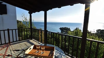 House, 4 Bedrooms | Balcony