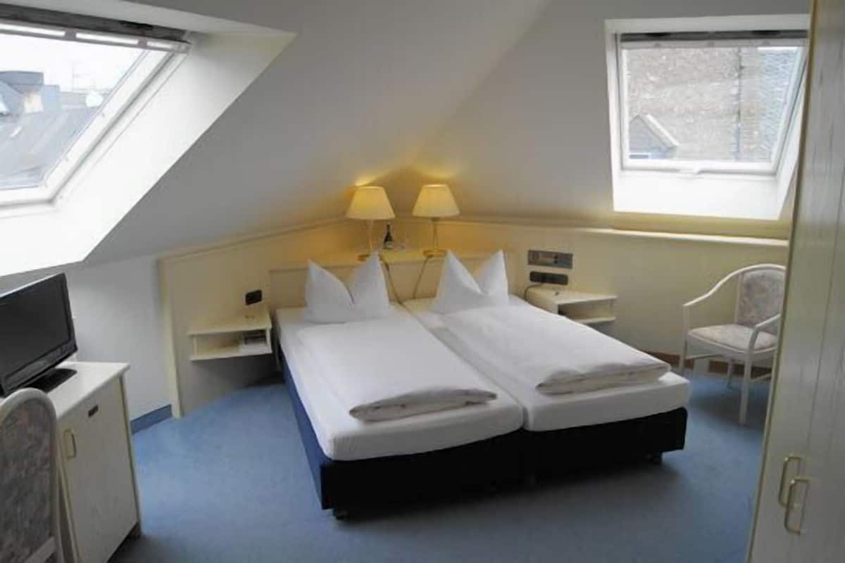 Standard Twin Room | Premium bedding, minibar, in-room safe, desk