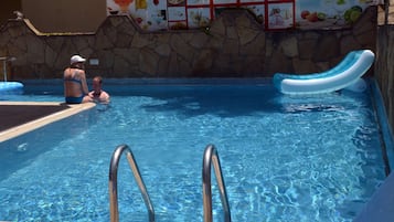 Piscine extérieure, parasols de plage, chaises longues