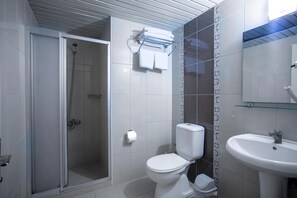 A modern bathroom with a shower, toilet, and sink. - Angora Apart Hotel (Alanya)