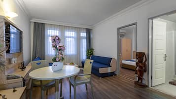 Apartamento, 1 habitación | Sala de estar | Una televisión LCD