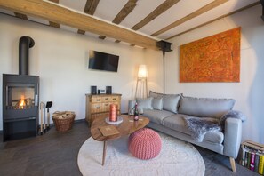 Leilighet – panorama, 1 soverom, balkong | Oppholdsområde | En 32-tommers Flatskjerm-TV med Parabol-TV samt TV og peis