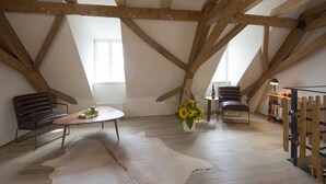 Gallery appartement, 1 slaapkamer, open haard, uitzicht op vallei | Woonruimte