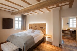 Leilighet – gallery, 1 soverom, peis, dalutsikt | 1 soverom, sengetøy i egyptisk bomull og sengetøy av topp kvalitet