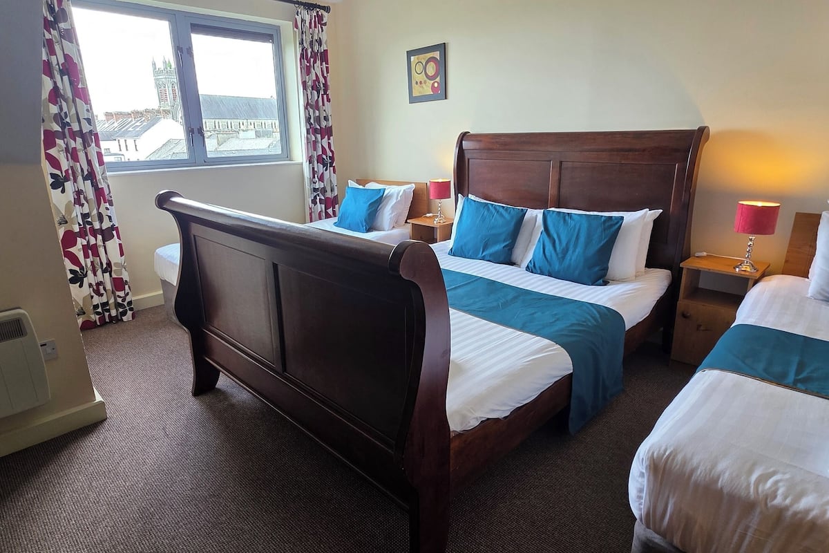 Iron/ironing board, free WiFi, bed sheets, wheelchair access