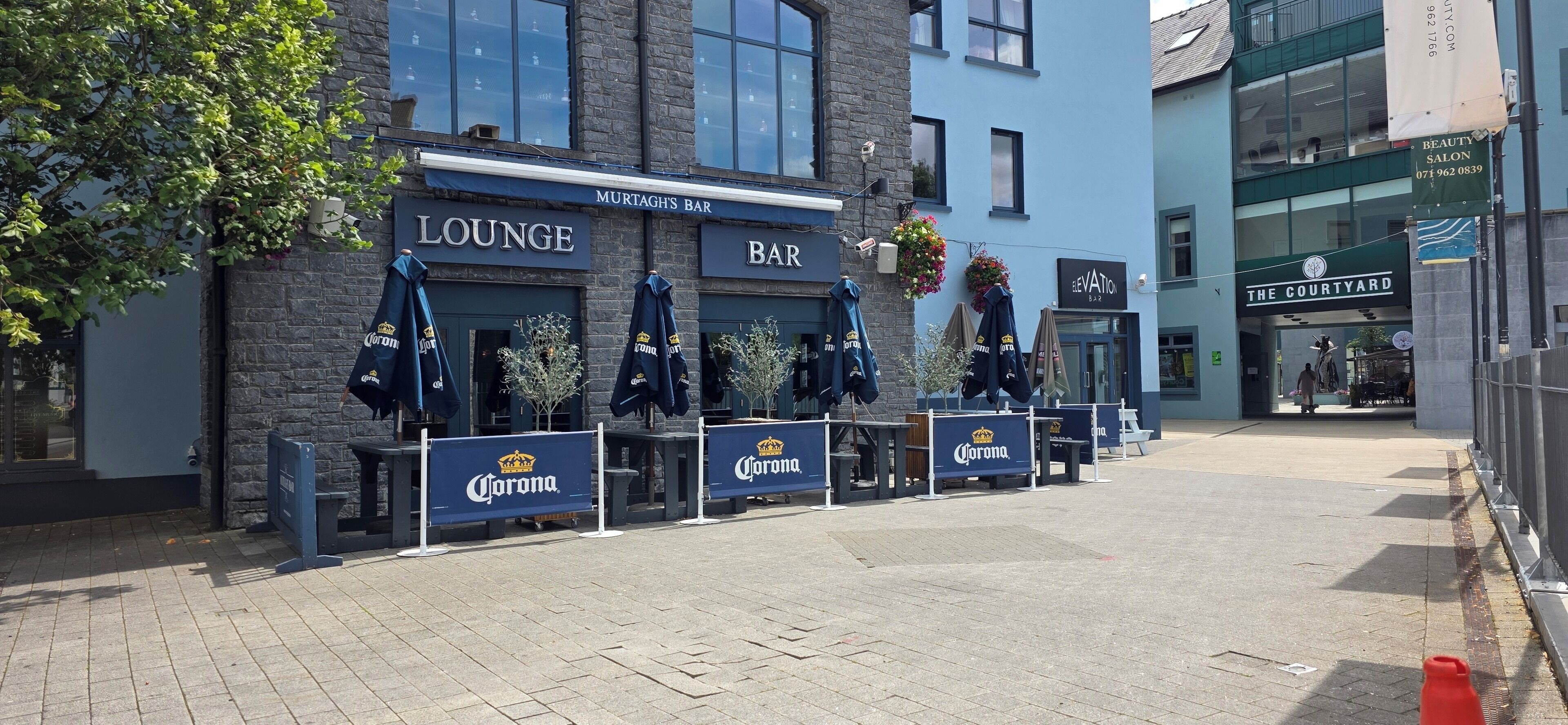 Vista frontal de la propiedad