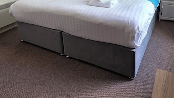 Setrika/meja setrika, Wi-Fi gratis, dan seprai linen