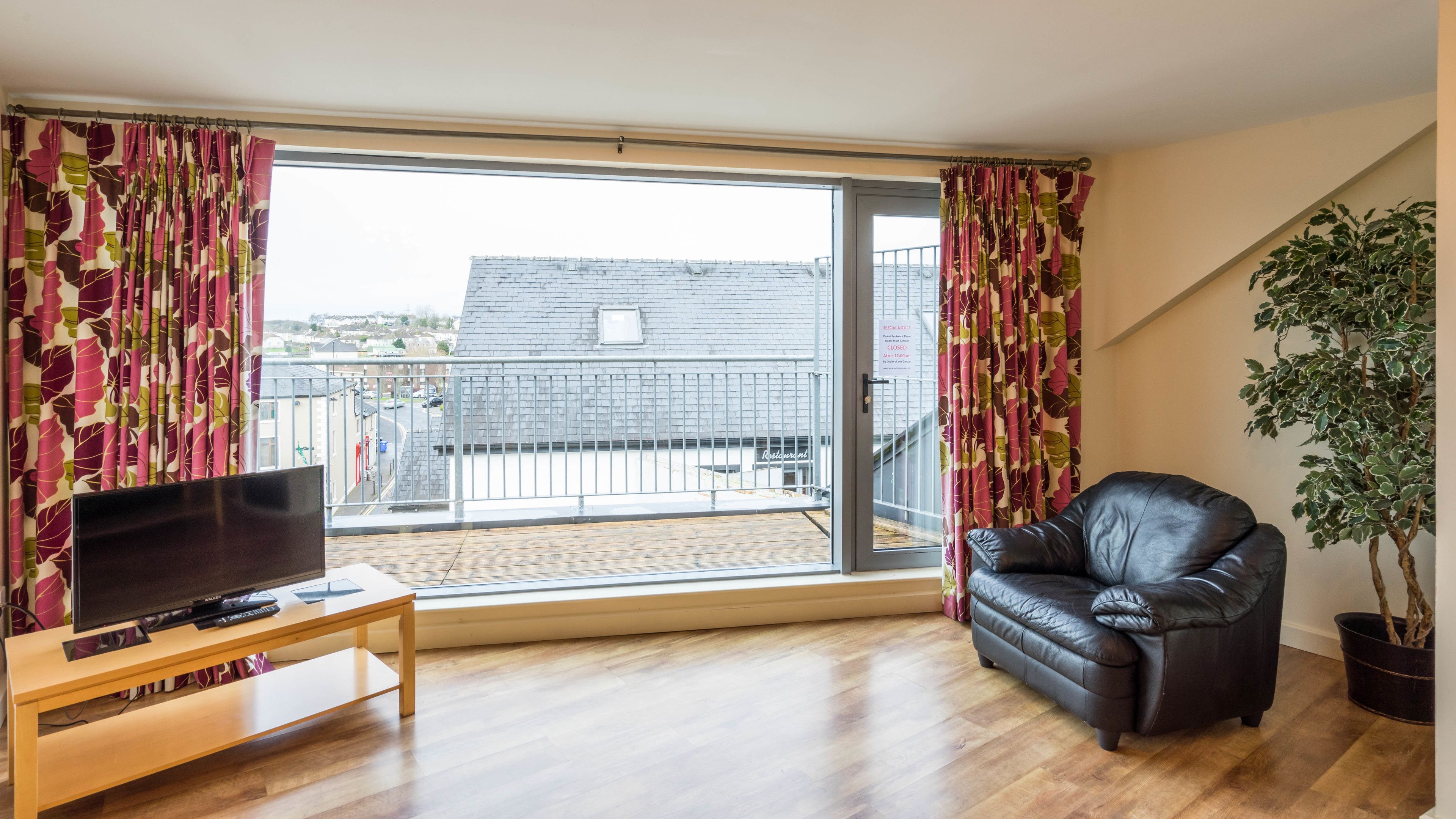 Apartament, 5 dormitoris (1 living room 2 separated bedrooms) | Sala d'estar | Televisor de pantalla plana 