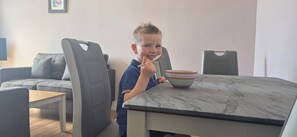 Een strijkplank/strijkijzer, gratis wifi, beddengoed, rolstoeltoegang