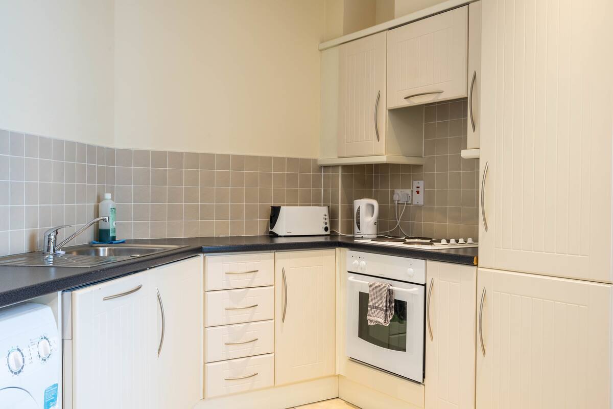 Großer Kühlschrank, Mikrowelle, Ofen, Herdplatte