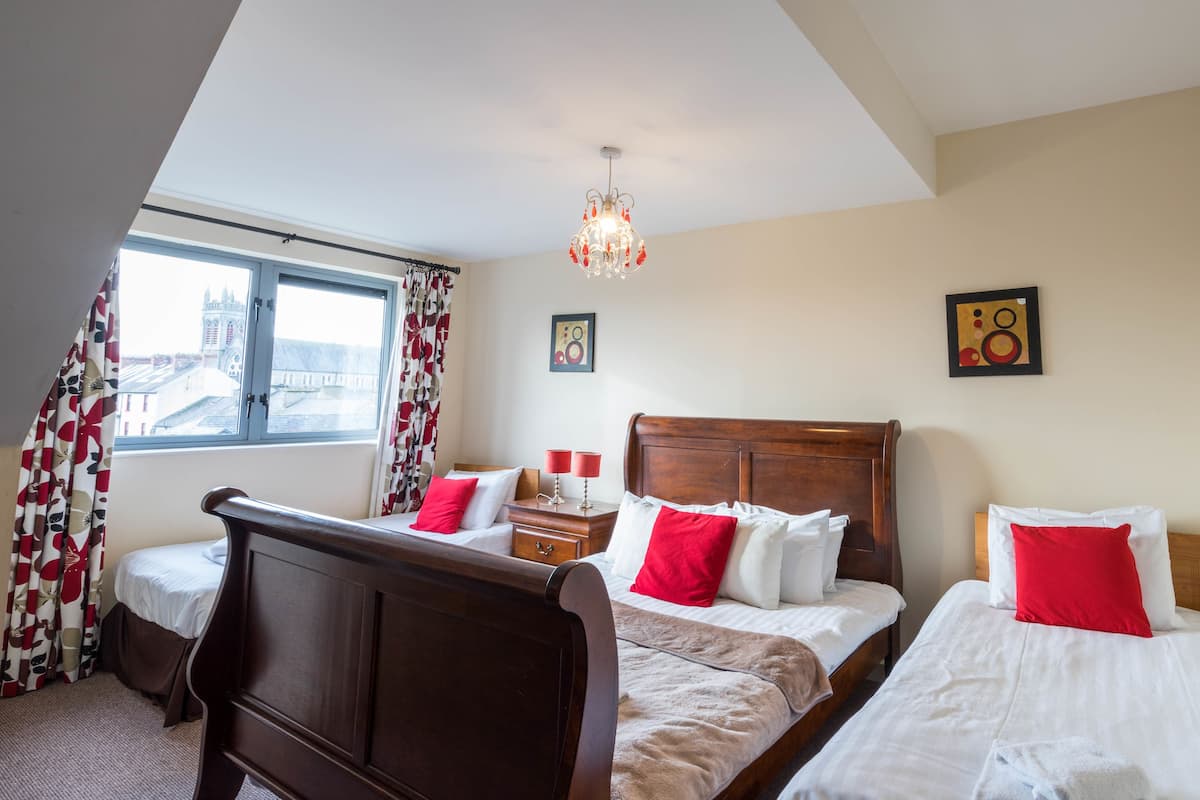 Tabla de planchar con plancha, wifi gratis y ropa de cama