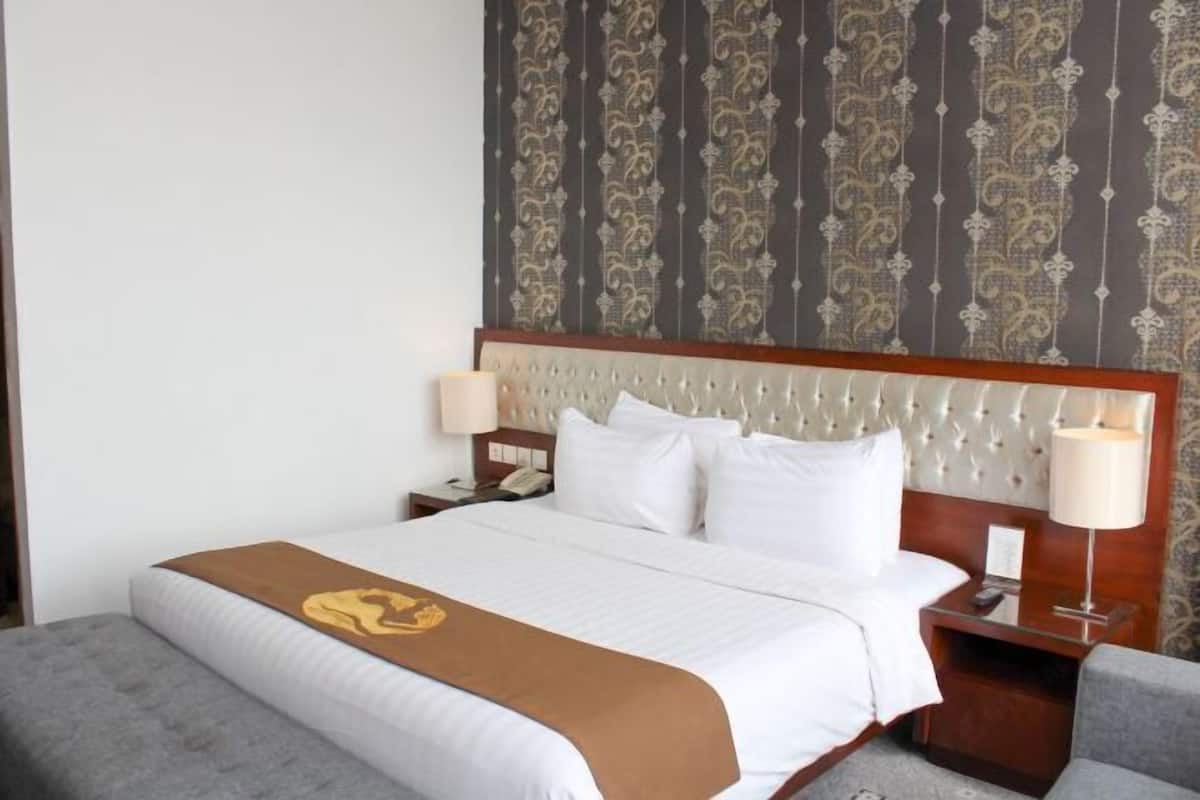 In-room safe, desk, blackout drapes, soundproofing