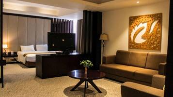 セーフティボックス (室内)、デスク、遮光カーテン、防音設備