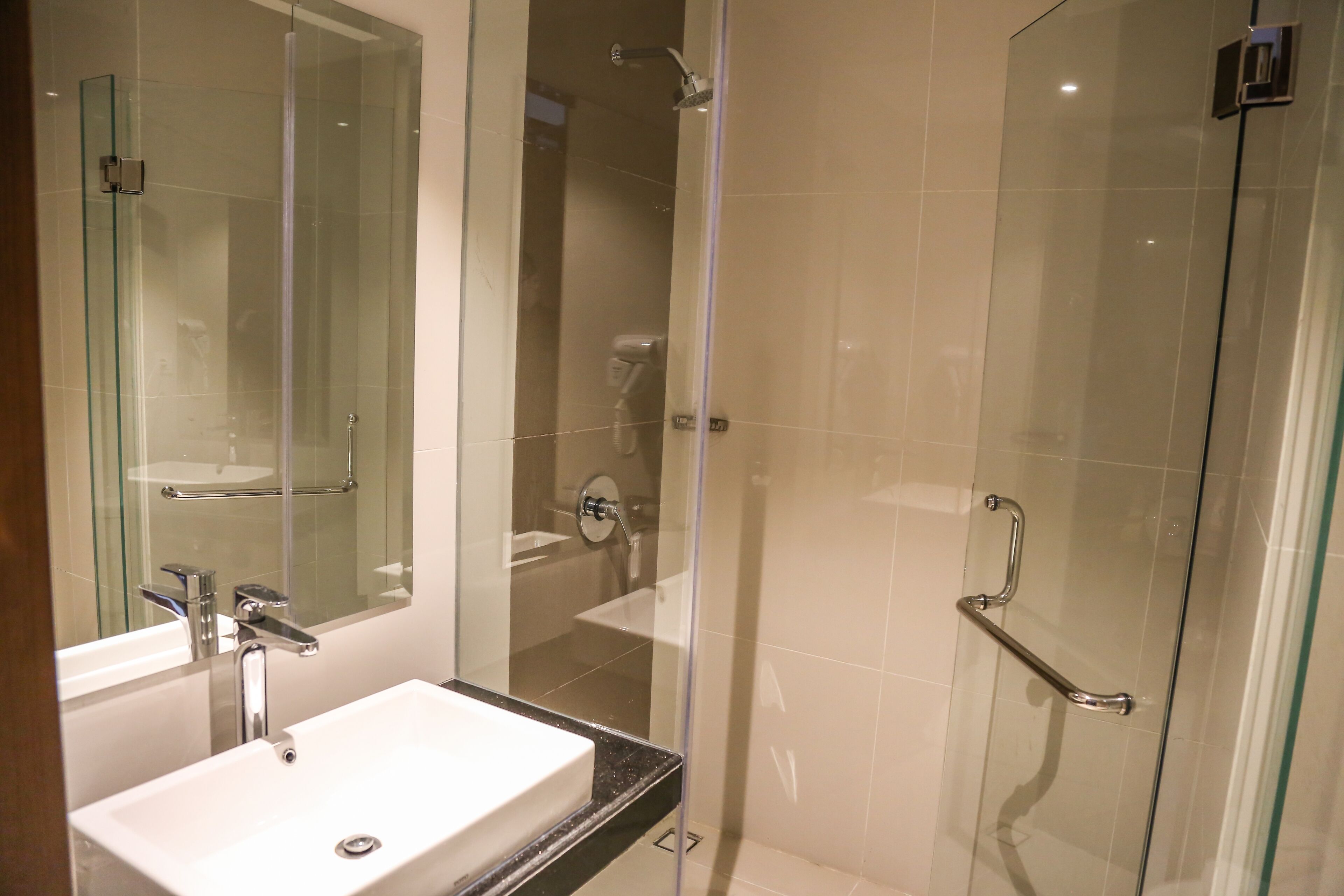 executive room | bathroom | shower, free toiletries, hair dryer, slippers