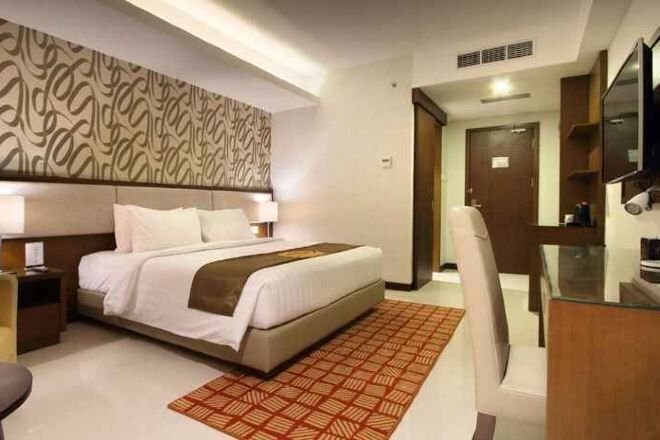 客房内保险箱、办公桌、遮光窗帘、隔音