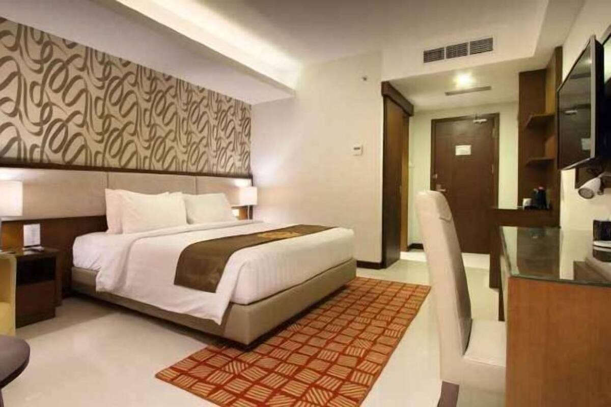 Brankas, meja kerja, tirai kedap cahaya, dan kedap suara