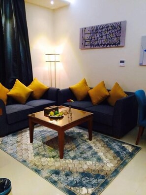 تلفزيون إل سي دي بحجم 55-بوصة يعرض قنوات تلفزيونية باشتراك مدفوع