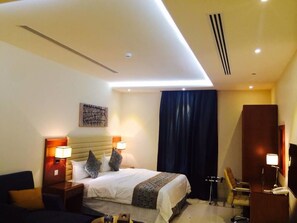 ملاءات للفراش لا تسبب الحساسية ومكتب وستائر تعتيم ومكواة/لوح كي