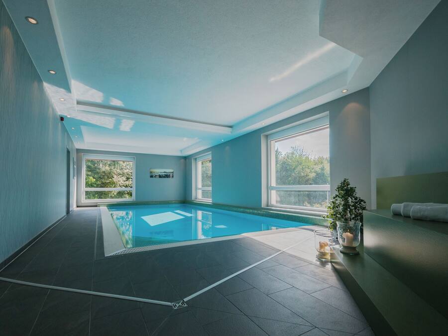 Kolam renang indoor