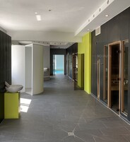 Un sauna, una bañera de hidromasaje