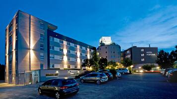 Fassade der Unterkunft – Abend/Nacht