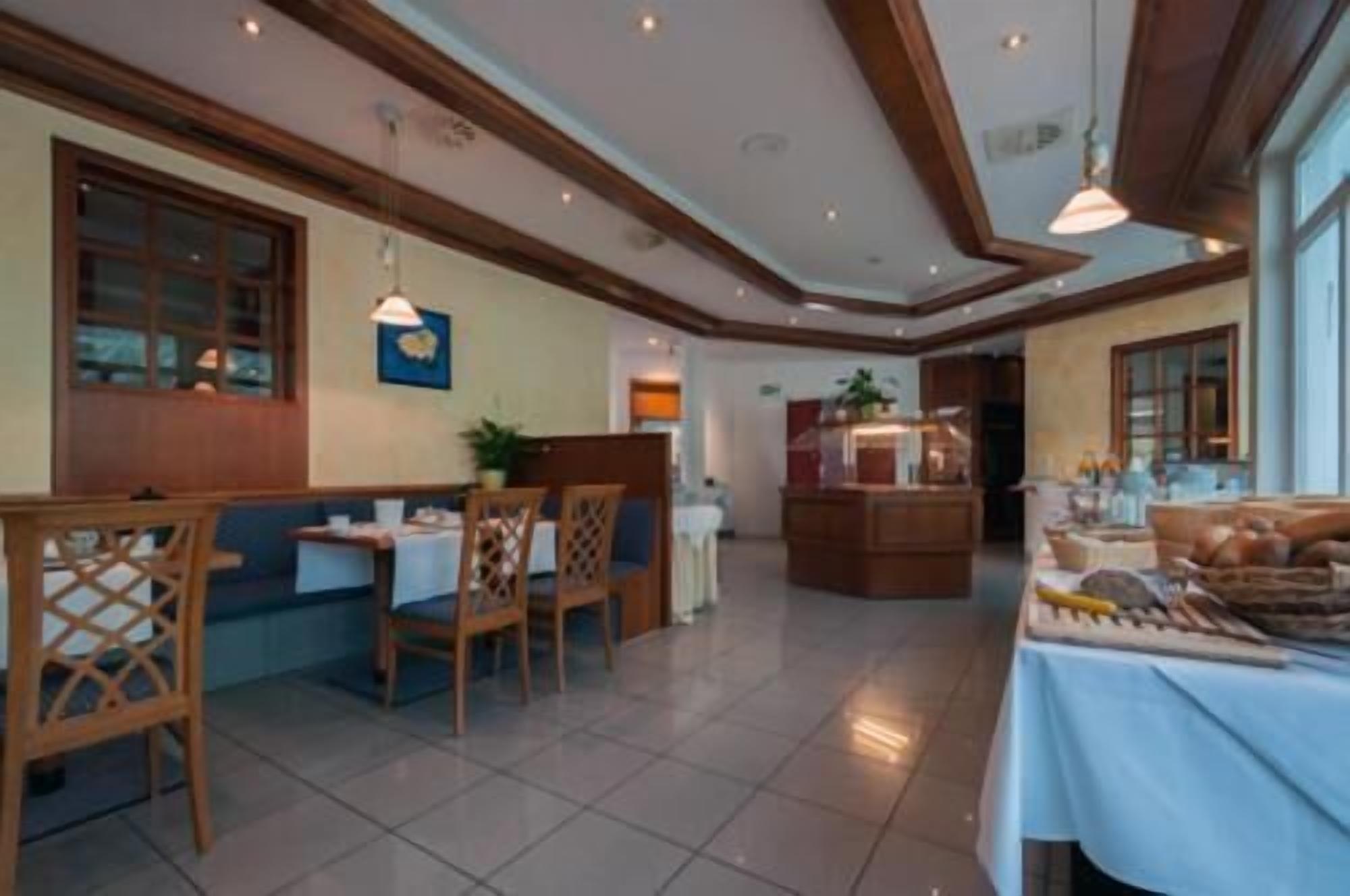 Un comedor amplio con muebles de madera, una recepción y vistas al exterior.