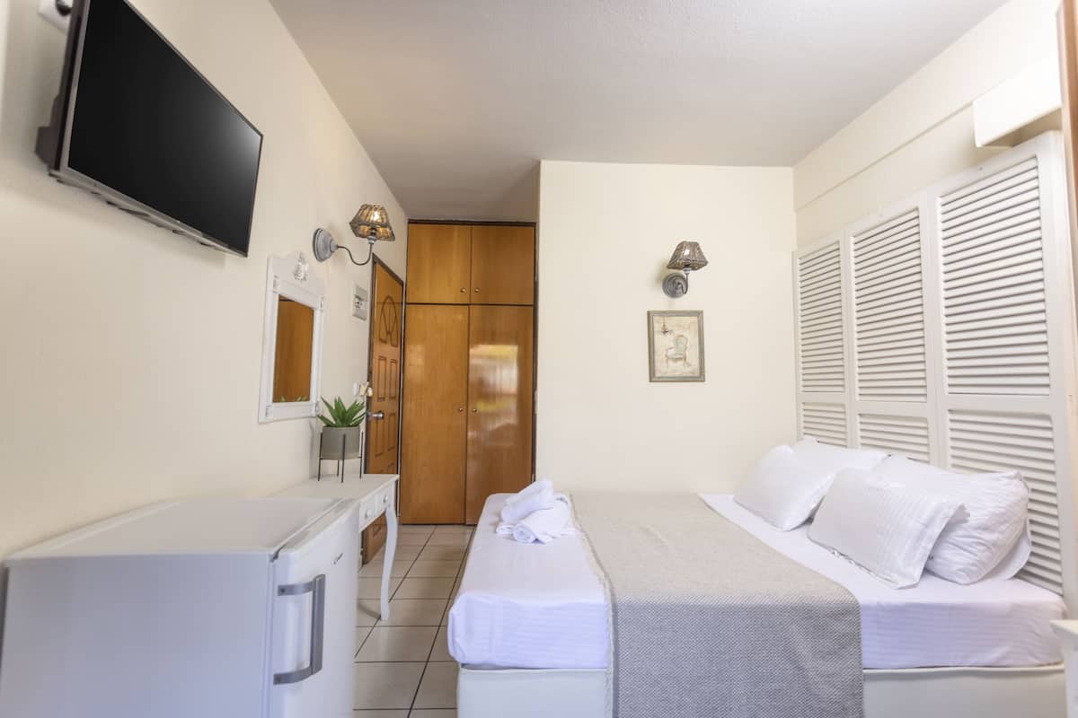 Quarto casal básico (Small) | Roupas de cama antialérgicas, frigobar, Wi-Fi de cortesia, roupa de cama