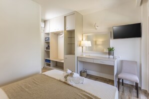 Superior Double Room (Small) | Hypo-allergenic bedding, minibar, free WiFi, bed sheets - Hotel Magdalena (Kassandra)
