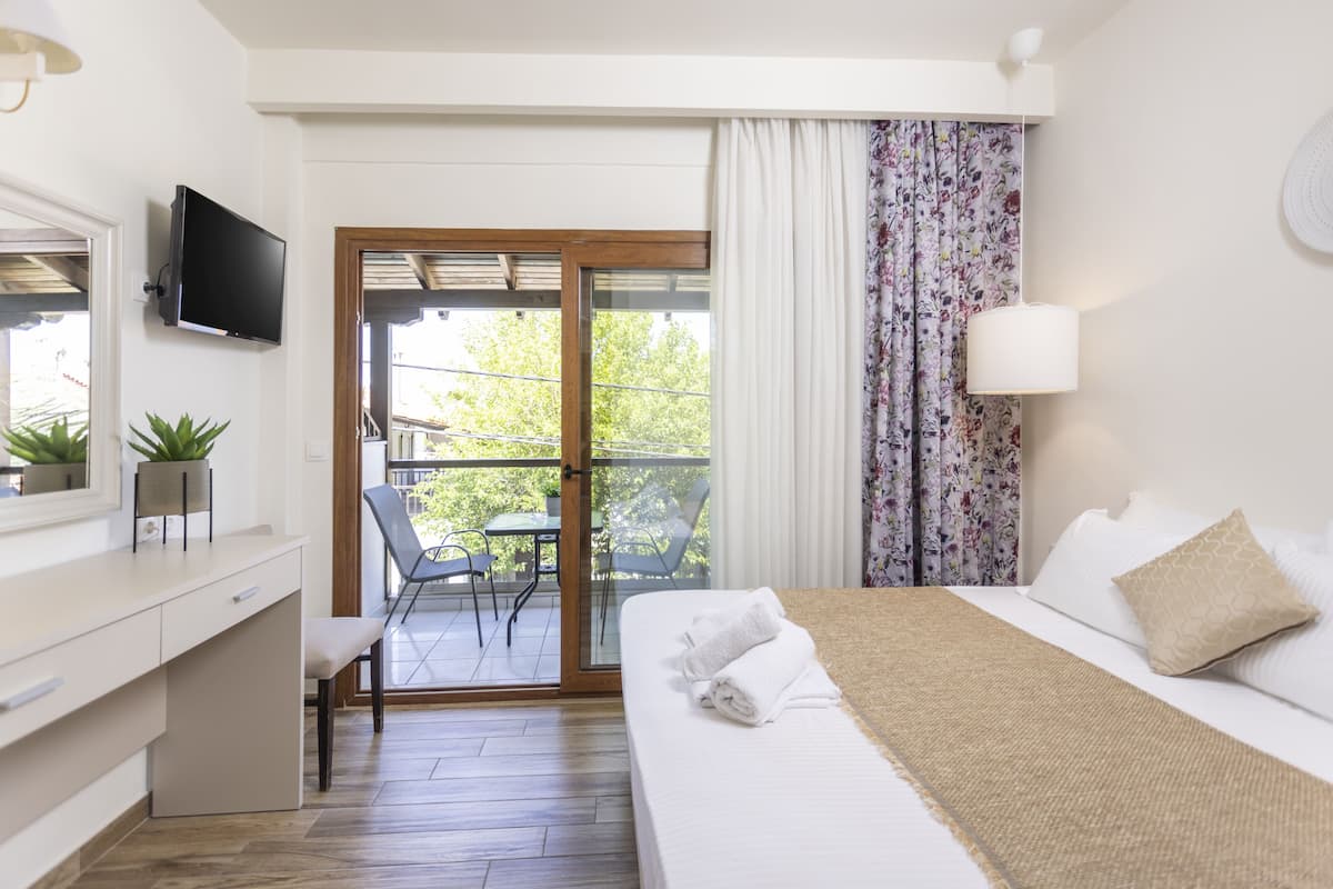 Quarto casal superior (Small) | Roupas de cama antialérgicas, frigobar, Wi-Fi de cortesia, roupa de cama