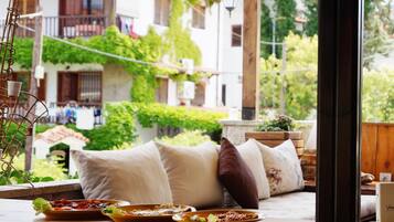 Desayuno a la carta (EUR 12 por persona)