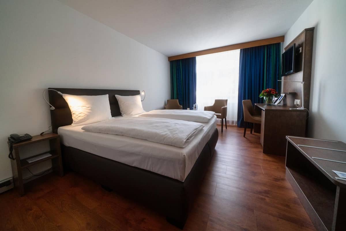 standard double room | hypo-allergenic bedding, desk, iron/ironing board, free cots/infant beds