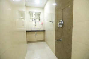 Standard Triple Room | Bathroom | Shower, rainfall showerhead, designer toiletries, towels - Hotel Midtown Andheri (Mumbai)