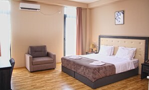 Premium bedding, minibar, in-room safe, desk - Hotel Rogalux (Tbilisi)