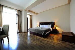 Chambre Standard double ou avec lits jumeaux | Literie de qualité, minibar, coffre-fort, bureau