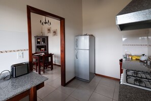 Classic Double Room, 1 King Bed, Lake View | Shared kitchen